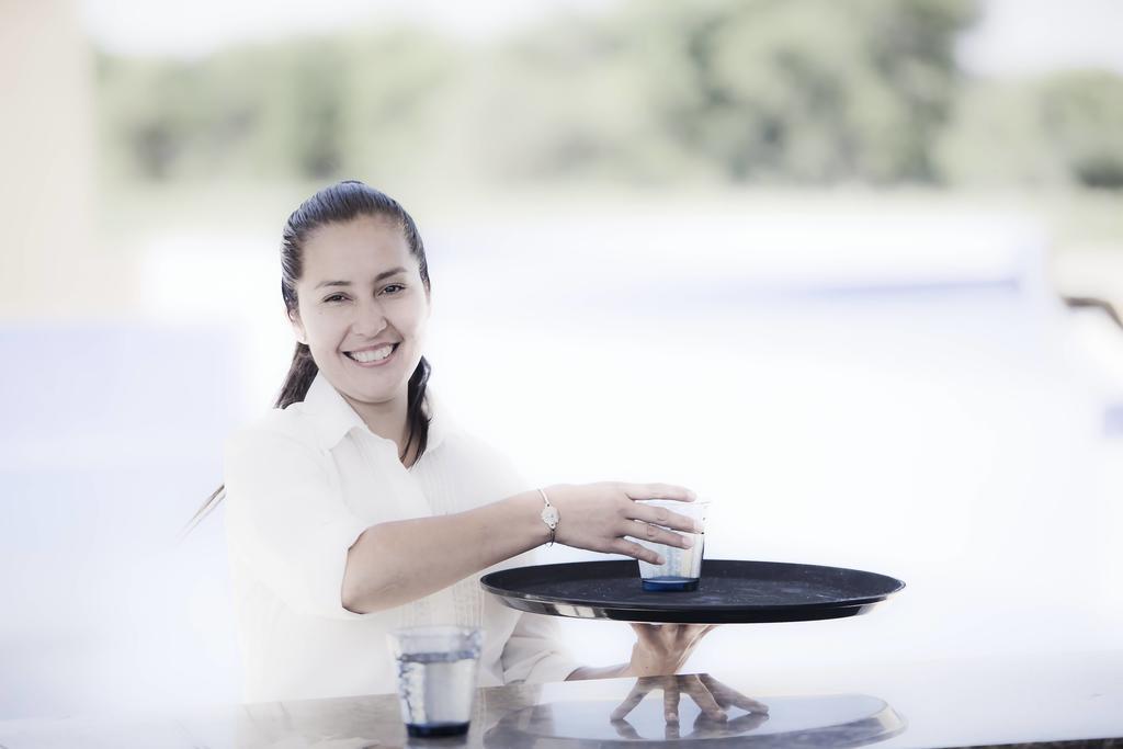 Grace Cafayate Hotel Exterior foto A waitress at work
